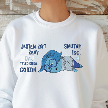 Bluza/Koszulka z haftem – postać Smutek (Sadness) z filmu «W Głowie Się Nie Mieści / Inside Out» z tekstem